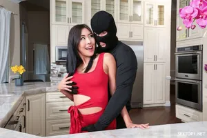 Cô bạn thân thường không mặc đồ lót ở nhà mà còn trêu chọc tôi…