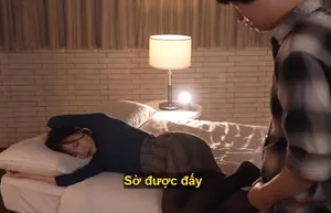 Trang phục y tá màu hồng và tất đen, đang dùng âm hộ đầy dịch nhờn của mình để mát-xa một con cặc lớn. Youcai bị ép xuống ghế sofa và bị làm tình lần nữa, con cặc lớn liên tục đánh vào âm hộ của cô cho đến khi cả hai đều xuất tinh ra tinh dịch màu trắng. (Trên)