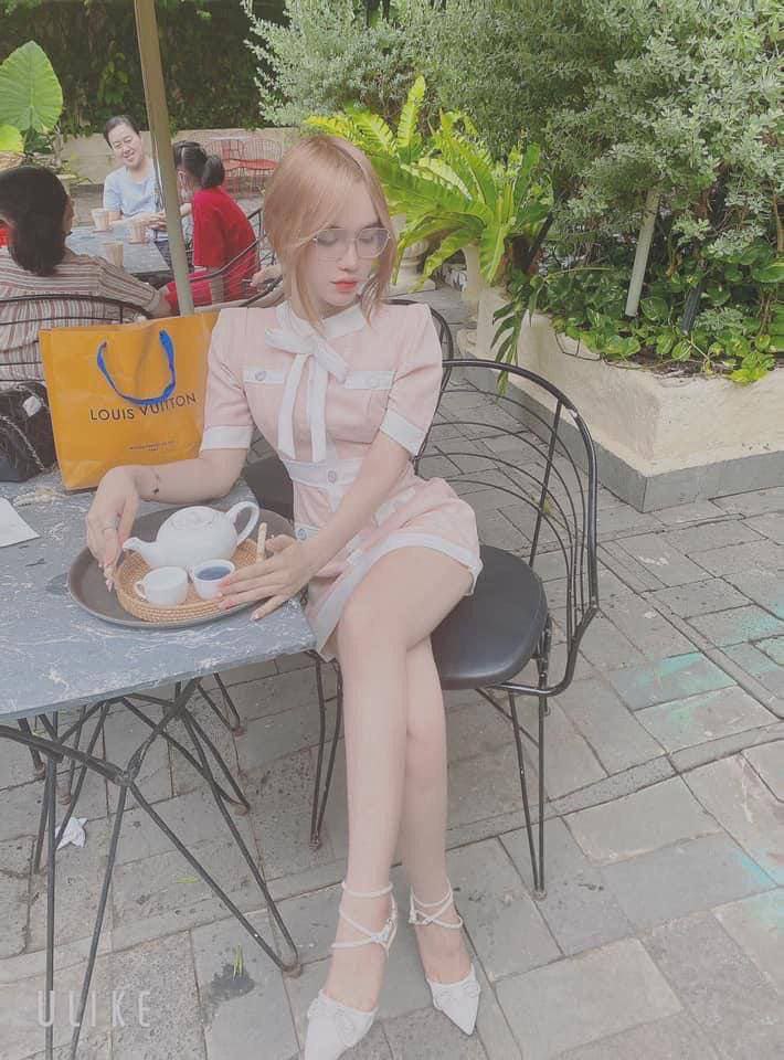 Bạn gái gợi cảm 96 tuổi vui vẻ trong trang phục hầu gái và tất